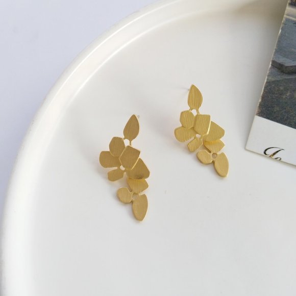 💙LAST ONE 💖Golden leaves Minimalist Earrings - Picture 2 of 8
